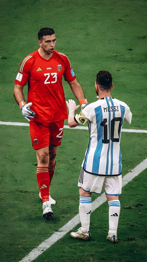 Emi Martinez, Argentina Team, Best Friend Gifs, Messi 10, Leo Messi, Beautiful Nature Pictures, Lionel Messi, Soccer, Football