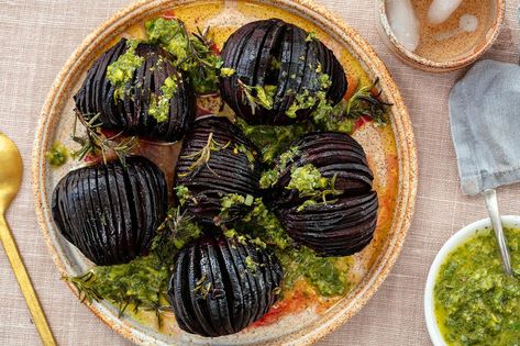 Hasselback Beetroot, Beetroot Recipe, Green Sauce Recipe, Beetroot Recipes, Amazing Food Hacks, Green Sauce, Vegetarian Cooking, Vegan Dinners, Wooden Spoons