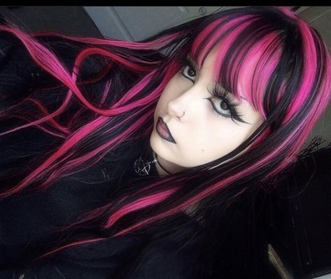 Perky Goth, Pink And Black Hair, Skunk Hair, Goth Hair, Cute Paper, Hair Streaks, Dyed Hair Inspiration, Pretty Hair Color, Peinados Fáciles Para Cabello Corto