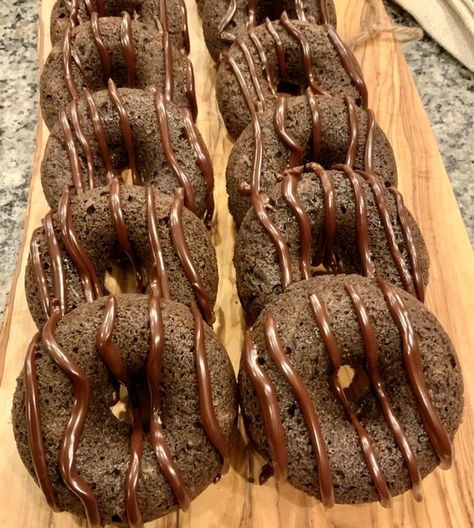 Zucchini Donuts Baked, Zucchini Donut Recipe, Healthy Baked Donut Recipes, Healthy Baked Donuts, Zucchini Ideas, Chocolate Donuts Baked, Mini Donut Recipes, Baked Donut Recipes, Healthy Donuts