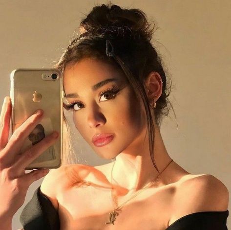 Blackiana Grande, Me Celebrity, Ariana Grande Brown Hair, Ariana Grande Icons Aesthetic, Ponytail Selfie, Ariana Grande Aesthetic Icon, Ariana Ponytail, Ariana Grande Face, Ariana Grande 2021