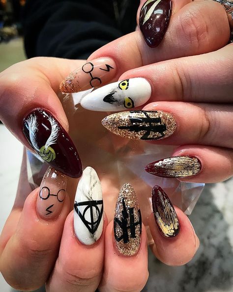 Maquillage Harry Potter, Harry Potter Nails Designs, Potter Nails, Diy Christmas Nail Art, Harry Potter Nail Art, Harry Potter Nails, Stile Harry Potter, Christmas Nails Diy, Iconic Celebrities