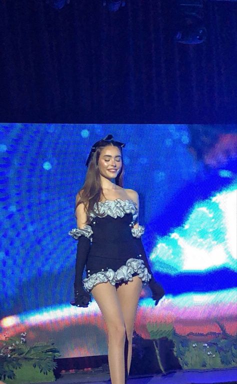 Gloves With Dress, Good In Goodbye, Madison Beer Life Support Tour, Madison Beer Life Support, Life Support Tour, Gloves Dress, Madison Beer Style, Tour Outfits, Puff Dress