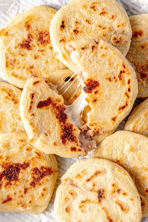 Papusa Recipe, Popusas Recipe, Salvadorian Recipes, Pupusas Recipe, Latin Food Recipes, Pupusa Recipe, Stuffed Pita, South American Dishes, Recetas Salvadorenas