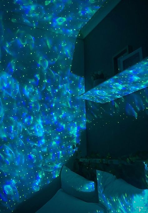 Galaxy Light Aesthetic, Galaxy Lights Bedrooms, Galaxy Room Ideas, Aesthetic Sky Night, Loft Type Bedroom, Nice Bedrooms, Galaxy Bedroom, Night Decoration, Galaxy Room