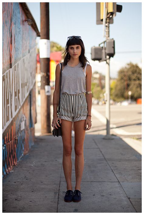 California Background, Tshirt Styling, Striped Shorts Outfit, Langley Fox, Clown Pants, High Wasted Shorts, Stripe Shorts, Shorts Outfit, Looks Street Style