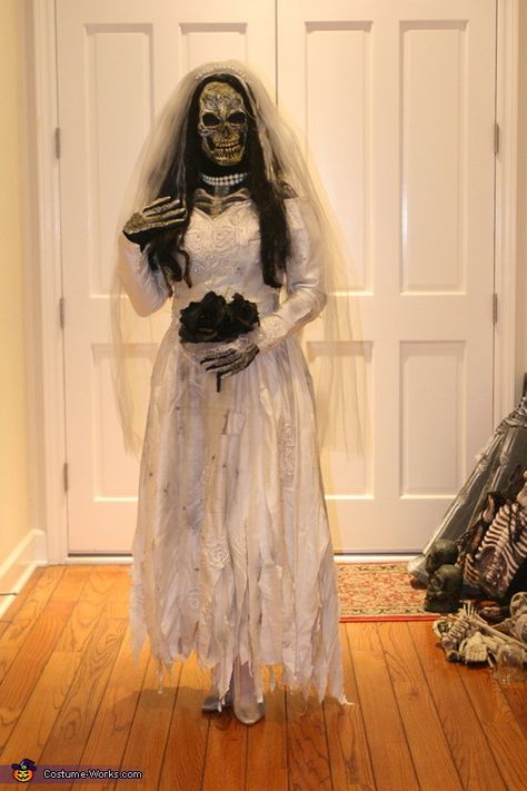 Dead Bride - Halloween Costume Contest via @costume_works Unique Diy Costumes, Dead Bride Costume, Halloween Bride Costumes, Bride Halloween, Costume Unique, Dead Bride, Skeleton Mask, Bride Costume, Costume Works