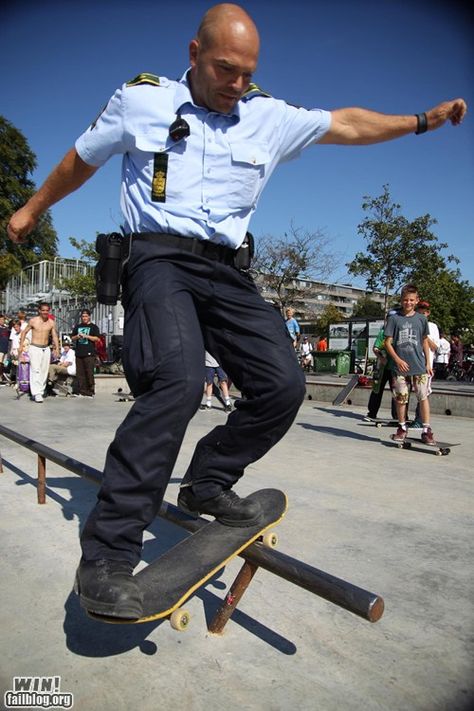 Coolest security guard ever. Skate Vibes, Skate Aesthetic, Skate Photos, Skater Vibes, Heartwarming Pictures, Skate 3, Skate And Destroy, Skateboard Photography, Men In Uniform