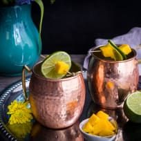 Mango Moscow Mule Recipe Mango Mule, Moscow Mule Drink Recipes, Red Juice Recipe, Moscow Mule Drink, Moscow Mule Recipe, Mule Recipe, Cocktails Recipes, Best Cocktail Recipes, Fruity Cocktails