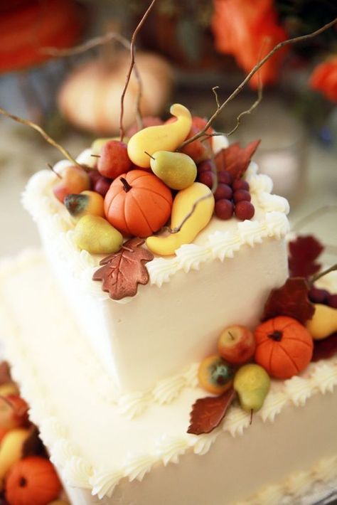 Fall Cake, Thanksgiving Cakes, Fall Cakes, Fall Wedding Cakes, Occasion Cakes, Autumn Vibes, White Cake, Fall Decorations, Pretty Cakes