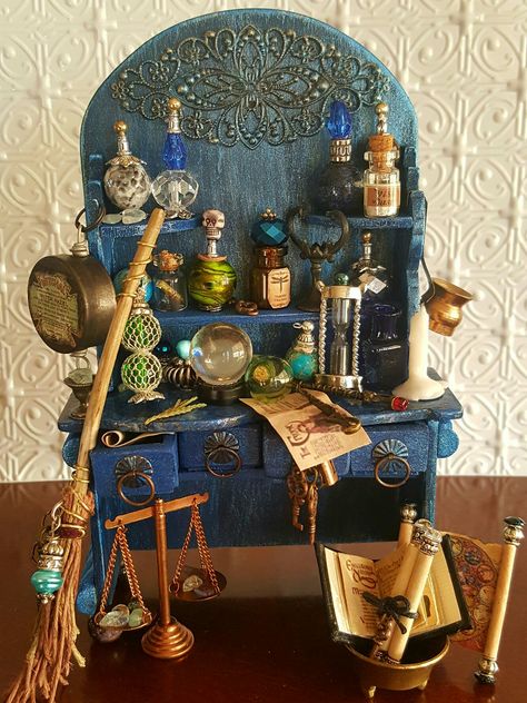 Miniature Wizard Room, Miniature Magic Shop, Diy Miniature Witch House, Witch Cabinet Ideas, Clay Doll House Miniatures, Witch Dollhouse Miniatures, Miniature Witches Cottage, Doll Miniatures Diy, Witch Dollhouse Diy