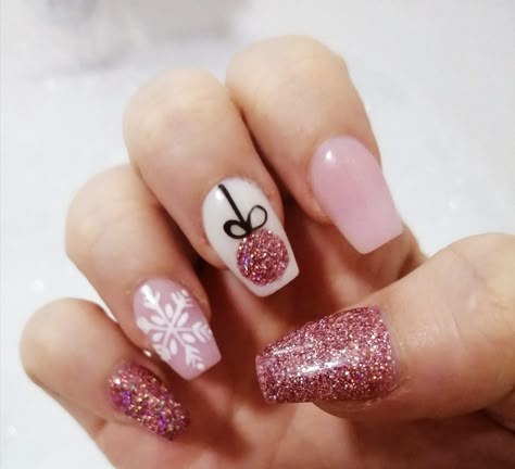 Pink Holiday Nails Acrylic, Pink Christmas Nails 2022, Girly Christmas Nails Pink, Pink Christmas Gel Nails, Baby Pink Christmas Nails, Festive Acrylic Nails, Christmas Nails Pink And White, Xmas Nails Short, Light Pink Christmas Nails