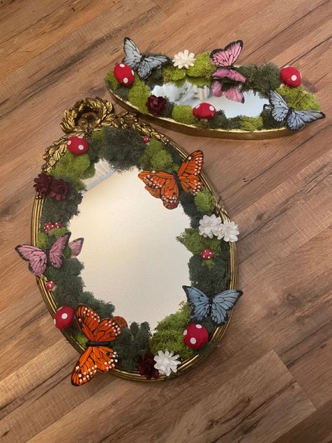 Moss Mirror, Spiegel Diy, Diy Phone Case Design, Vibrant Living Room, Mushroom Crafts, Diy Christmas Presents, Moss Decor, Mirror Frame Diy, Flower Bedroom