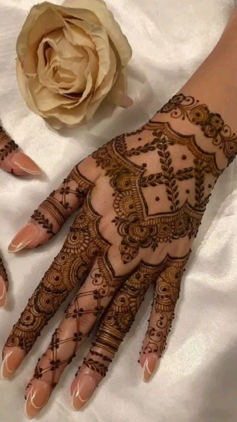 Decent Mehndi Design, Mehedi Degins For Wedding, Under Hand Mehndi Designs, Simple Mendhi Ideas Front Hand, Mendhi Designs Heavy, Mehendi Designs For Inside Hands, Henna Designs Bridesmaid, Back Of Hand Mehndi Design, Mendi Design 2024