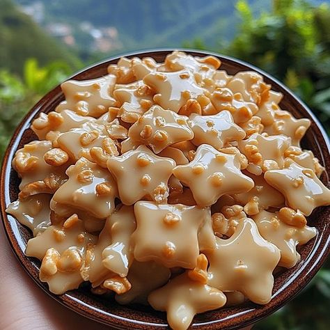 Cashew Brittle Recipe, Peanut Butter Chocolate Bark, Cashew Brittle, Homemade Candy Bars, Baked Artichoke, Seafood Bisque, Caramel Apple Cake, Brittle Recipes, Oyster Crackers