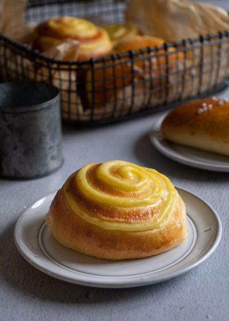 Custard Brioche Buns, Custard Rolls Recipe, Chinese Bakery Recipes, Asian Pastries, Cream Pan, Custard Bread, Asian Bakery, Fluffy Bun, Asian Pastry