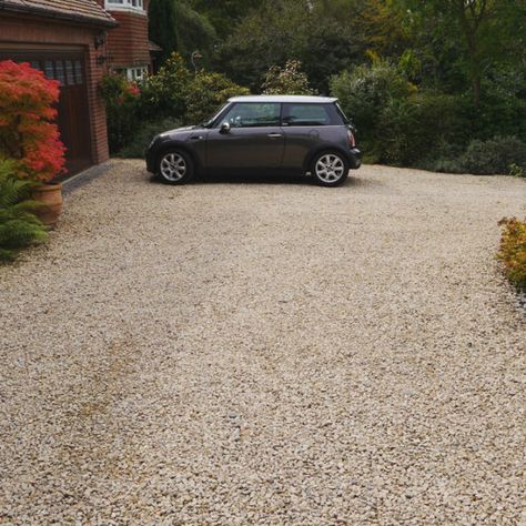 Cotswold Stone Chippings Driveway in Hampshire Cotswold Chippings Driveway, Cotswold Stone Gravel, Limestone Driveway, Gravel Driveway Ideas, Front Garden Driveway, Tarmac Driveways, House Driveway, Natural Stone Paving, Decorative Aggregates