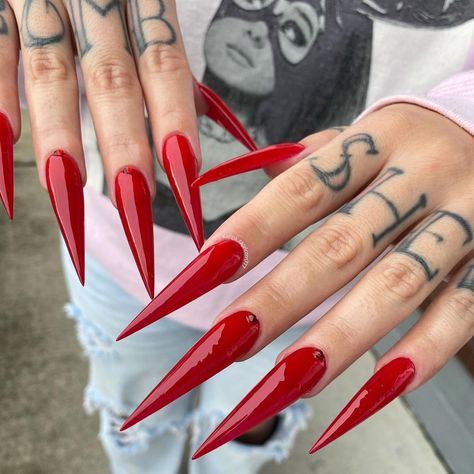 Capricorn Nails, Solid Color Acrylic Nails, Gold Stiletto Nails, Red Stiletto Nails, Stilleto Nails Designs, Bright Red Nails, Sharp Nails, Vintage Nails, Stiletto Nails Designs