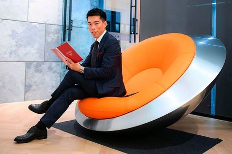 UFO rocking chair combines a playful character with a striking, elegant design - Yanko Design Rocket Chair, Kitchen Technology, In The Stars, Functional Fashion, Flying Saucer, Yanko Design, Armchair Design, Modern Technology, Art Display