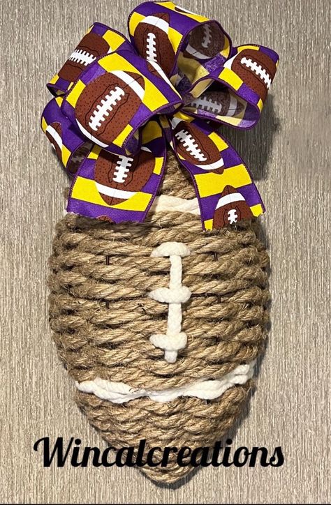 ♦️Add a touch of sporty charm to your home decor with this unique weaved football wreath. Crafted with care and attention to detail, this wreath features a realistic football design woven into a sturdy base. Perfect for die-hard football fans or sports enthusiasts, this wreath is sure to score a touchdown in any space. Hang it on your front door, in your man cave, or use it as a centerpiece for your game day gatherings. Show off your love for the game with this one-of-a-kind weaved football wreath.   ♦️If you cannot find your team, just message me, and I'll do my best to find and create what you're looking for. Made in a smoke free home Handmade No Returns  If there is an issue with your order upon arrival, please message me so that we can work together to make everything right. I carry a Fall Football Wreaths For Front Door, Dollar Tree Football Decor, Football Wreaths For Front Door, Chicago Bears Wreath, Football Wreath Diy, Football Team Wreaths, School Sports Theme, Fall Crafts Decorations, Football Wreaths