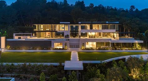 Jaw-dropping dream home overlooking the Los Angeles skyline Bel Air Mansion, Hollywood Hills Homes, Mega Mansions, Modern Mansion, Expensive Houses, घर की सजावट, Stephen Hawking, Luxury Homes Dream Houses, Design Case