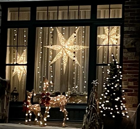 Window Christmas Lights Indoor, Christmas Lights Inside Window, Christmas Decor For Windows Inside, Christmas Lights On Windows Inside, Bay Window Christmas Decor, Xmas Window Lights, Christmas Lights Window, Gala Planning, Lodge Christmas Decor