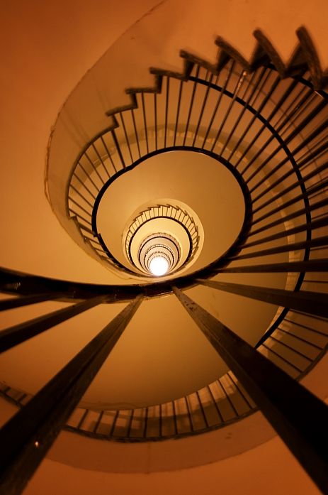 Up or down? Photography Terms, A Level Photography, View Photography, Perspective Photography, Study Photography, Photo Composition, The Spiral, Architecture Painting, Composition Photography