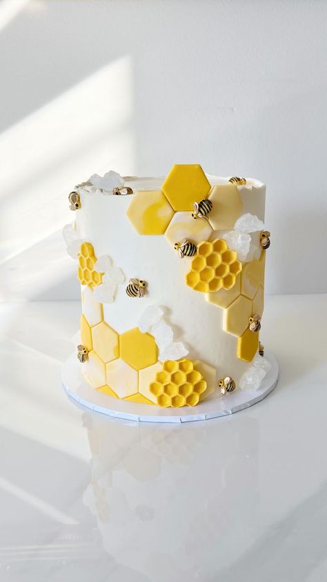 Bee Birthday Cake, Nice Cake, Honeycomb Cake, Bee Cake, Beaux Desserts, Gateau Baby Shower, Bee Cakes, Cakes Recipes, Creative Birthday Cakes