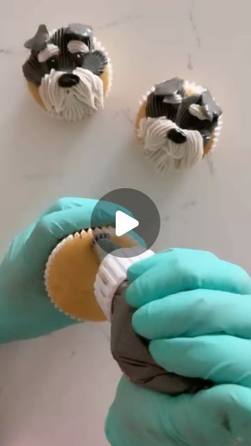 Cupcake Dog Design, Schnauzer Cupcakes, Schnauzer Cake, Puppy Cupcakes, Clay Business, Buttercream Piping, Make Cupcakes, Cake Hacks, Cake Artist