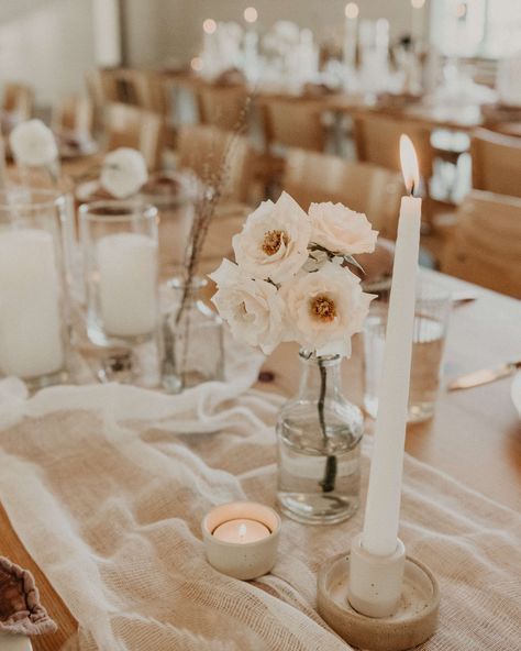 Loose Stems Wedding, White And Neutral Party Decor, Neutral Minimalist Wedding Decor, Simple Timeless Wedding Decor, Neutral Flower Table Arrangements, Neutral Minimalist Wedding, Soft Wedding Decor, White And Cream Wedding Decor, Champagne Flowers Wedding