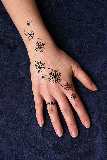 If were ever to get a tatto.....this would be it.~~  I LOVE SNOWFLAKES~~ Narwal Tattoo, Snowflake Tattoos, Winter Tattoo, Snow Tattoo, Henne Tattoo, Snow Flake Tattoo, Tattoo Henna, Henna Tattoo Designs Simple, Tattoo Feminina