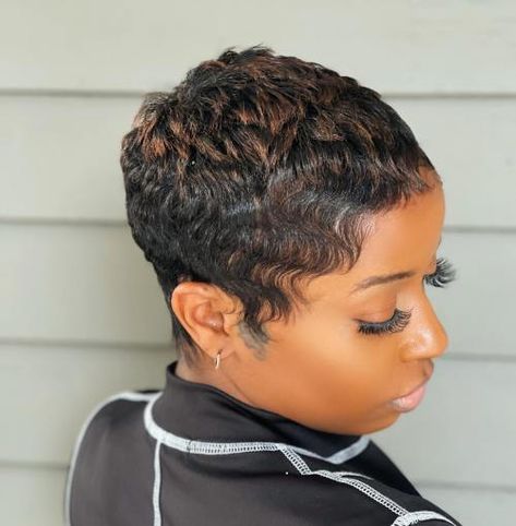 Pixie With Highlights, Hairstyle With Highlights, Short Black Natural Hairstyles, Pixie Cut With Highlights, Short Hairstyles For Black Women, Shaved Design, Easy Curls, Short Weave, Hair Adviser