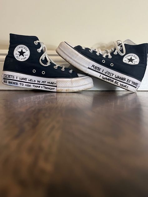 Writing In Converse, Converse Shoes Writing, Shoe Design Converse, Custom Converse Grunge, Artic Monkeys Outfits Concert, Arctic Monkeys Concert Fits, What To Write On Converse, Things To Write On Your Shoes, Converse Shoes Designs