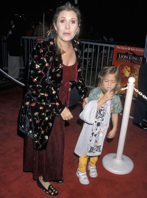 carrie fisher young | Carrie Fisher with a young Billie in 1998. Photo: Getty Carrie Fisher Billie Lourd, Carrie Frances Fisher, Billie Lourd, Debbie Reynolds, Disney Film, Hot Dads, Patrick Swayze, Heath Ledger, Red Carpets