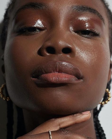 Editorial Makeup Dark Skin, Sweaty Makeup Look, Glossy Makeup Look, Glowing Black Skin, Glossy Eye Makeup, Glass Skin Makeup, Glazed Skin, Blurring Primer, Shiny Makeup