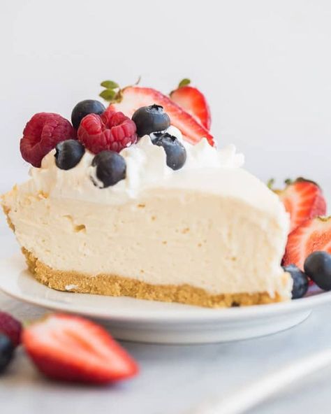 Ashley | Easy Family Meals on Instagram: “Summer plans 👆 Alternating between all the fresh berries on a slice of this No Bake Cheesecake, and a bowl of vanilla ice cream 🎉❤️ With…” Simple Cheese Cake, Cheese Deserts, Quick And Easy Cheesecake, Unbaked Cheesecake, Summer Cheesecake, Cheesecake Recipes Easy Homemade, Easy Cheesecake Recipe, Bake Sweets, Easy No Bake Cheesecake