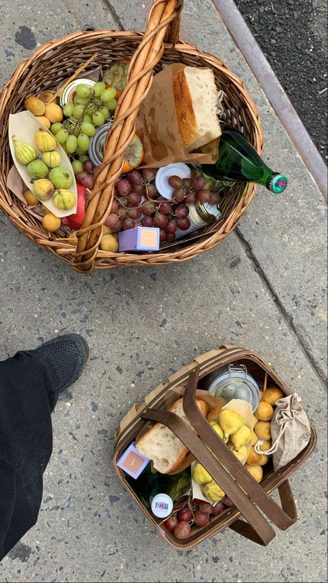 Picnic Basket Aesthetic, Basket Aesthetic, Picnic Inspiration, Market Basket, Picnic Ideas, Picnic Food, Funny Story, Negroni, Grocery Shop