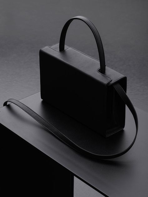 Photo © Gerhardt Kellermann. Dieter Rams Design, Minimalist Handbag, Handbag Design, Braun Design, Timeless Bags, Dieter Rams, Minimalist Bag, Black Handbag, Black Model