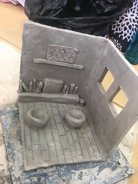 Ceramic Diorama Ideas, High School Clay Projects Ceramic Art, Art Ideas High School, Clay Project Ideas High School, Middle School Painting Lessons, High School Clay Art Projects, Art Club Projects Middle School, School Art Projects Highschool, Middle School Ceramics Projects