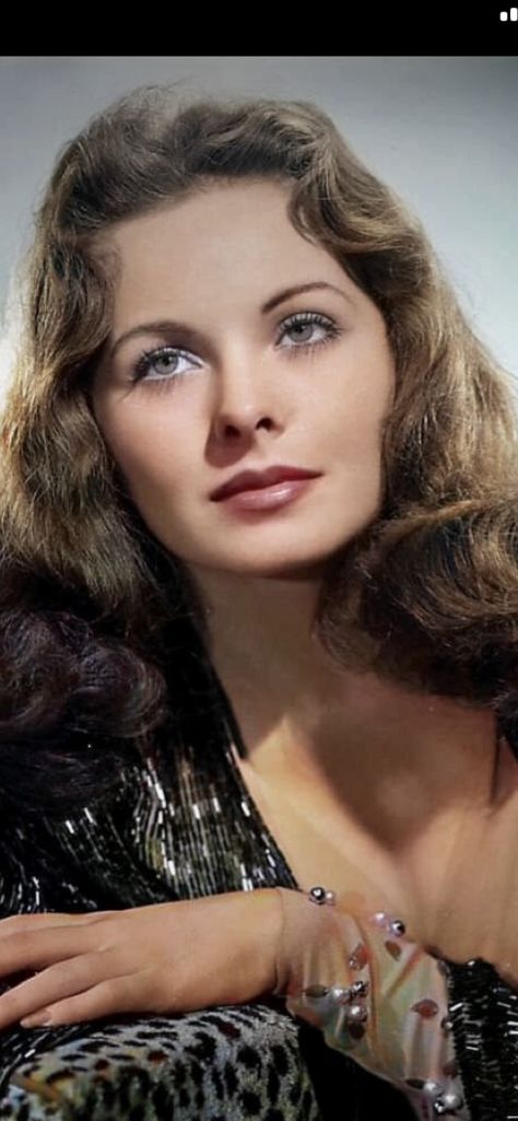 Jeanne Crain, 70s Hair, Old Paris, Actrices Hollywood, Old London, Movie Photo, Vintage Hollywood, Photo Posters, Old Hollywood