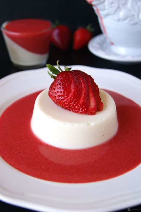 Lychee Recipes, Glace Fruit, Strawberry Panna Cotta, Vanilla Panna Cotta, Vanilla Mousse, Panna Cotta Recipe, Italian Recipes Dessert, Tandoori Masala, Italian Dessert