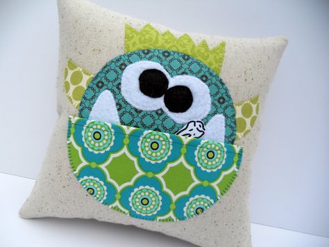 What a cute pillow to put your tooth in, then the tooth fairy can leave the money in the pocket. That is such a cute idea for boys! this would be fun as a party favor for a monster party as well! Tooth Fairy Pillow Ideas, Tooth Fairy Pillow Pattern Free, Fairy Monster, Tooth Fairy Pillow Pattern, Monster Pillow, Loose Teeth, Fairy Pillows, Monster Pillows, Tooth Pillow