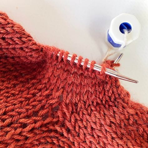 tutorial - avoiding holes at the underarm with top-down sweaters - La Visch Designs Picking Up Stitches In Knitting, Knit Top Down Sweater Free Pattern, Top Down Knitting Patterns, Top Down Knitting, Top Down Sweater, Easy Knitting Patterns Free, Knitting Hacks, Knitting Help, Knitting Basics