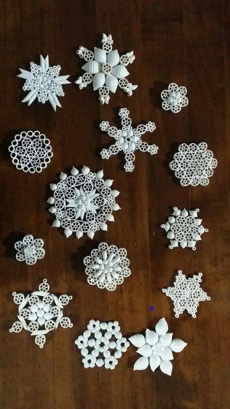 Pasta Snowflake Craft, Pasta Ornaments Christmas, Pasta Christmas Ornaments, Pasta Snowflakes, Pasta Ornaments, Christmas Crafts Kids Ornaments, Diy Christmas Snowflakes, Christmas Snowflakes Ornaments, Snowflake Craft