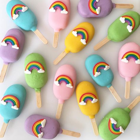 Mini Cakesicles, Cake Pops Cute, Scooter Cake, Chocolate San Valentin, Popsicles Cake, Care Bears Birthday Party, Care Bear Party, Care Bear Birthday, Rainbow Food