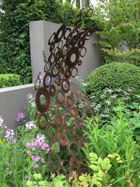 Copper circles...beautiful Copper Garden, Metal Sculptures Garden, Pinterest Garden, Metal Yard Art, Metal Garden Art, Steel Art, Steel Sculpture, Chelsea Flower, Chelsea Flower Show