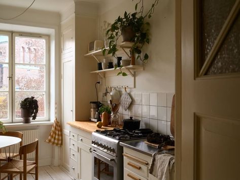 Modern Vintage Small Apartment, Small Parisian Apartment Kitchen, Swedish Apartment Decor, Parisian Apartment Aesthetic Kitchen, Retro Apartment Decor Vintage, Vintage Kitchen Apartment, Small Italian Apartment, Vintage Small Apartment, Small Kitchen Vintage