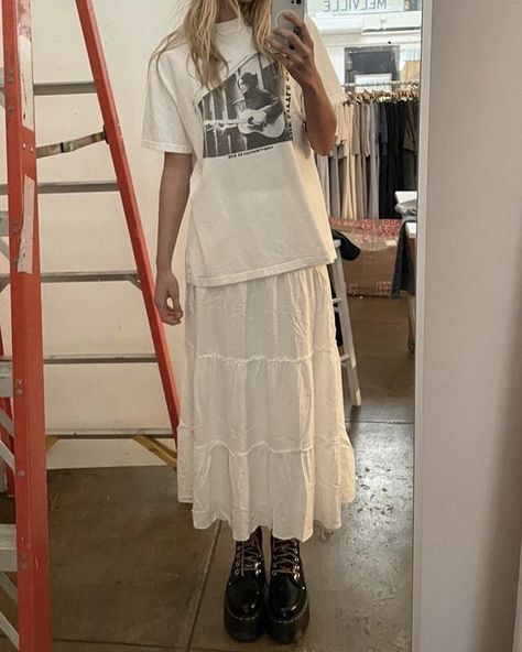 Tiered Skirt Outfit Summer, Spring Outfits Korea, Tiered Skirt Outfit, Graphic Tshirt Outfit, Tulle Skirts Outfit, Maxi Outfits, Cute Skirt Outfits, Maxi Skirt Outfits, Clothing Staples