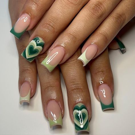 Nail Sets Acrylic Medium, Coffin Medium Nails Designs, Baddie Nails Acrylic Mid Length, Short Acrylic Nails Y2k, Square Nail Designs Trending Now, Short Y2k Nails, Heart Nails Short, Matching Nails With Best Friend, Pleasing Nails