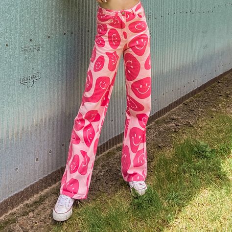 These Are The Coolest Jeans Ever! White With Lime Green Wavy Smiley Faces Printed All Over. High Waisted, Fit With Wide Leg, Belt Loops, Front & Back Pockets, Zipper & Button Fastening. Bailey Rose Model Is Wearing Size Xs Measurements: Xs: Waist 25" - Hip 34" - Rise 12" - Inseam 32" - Length 43" S: Waist 26" - Hip 36" - Rise 12.5" - Inseam 32.5" - Length 43.5" M: Waist 27" - Hip 38" - Rise 13" - Inseam 33" - Length 44" L: Waist 28" - Hip 40" - Rise 13.5" - Inseam 33" - Length 45” Brand New, Nev Smiley Face Jeans, Wavy Smiley Face, Smiley Face Clothing, Kawaii Pants, Fun Clothes, Vintage Calvin Klein, Leg Belt, Fun Pants, Black Flare